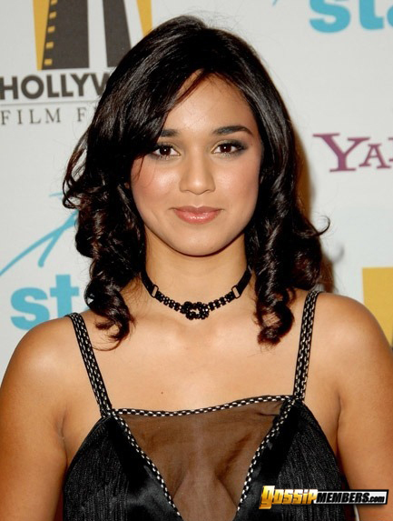 Summer Bishil Cleavy Teen Beauty 01