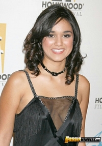 Summer Bishil Cleavy Teen Beauty