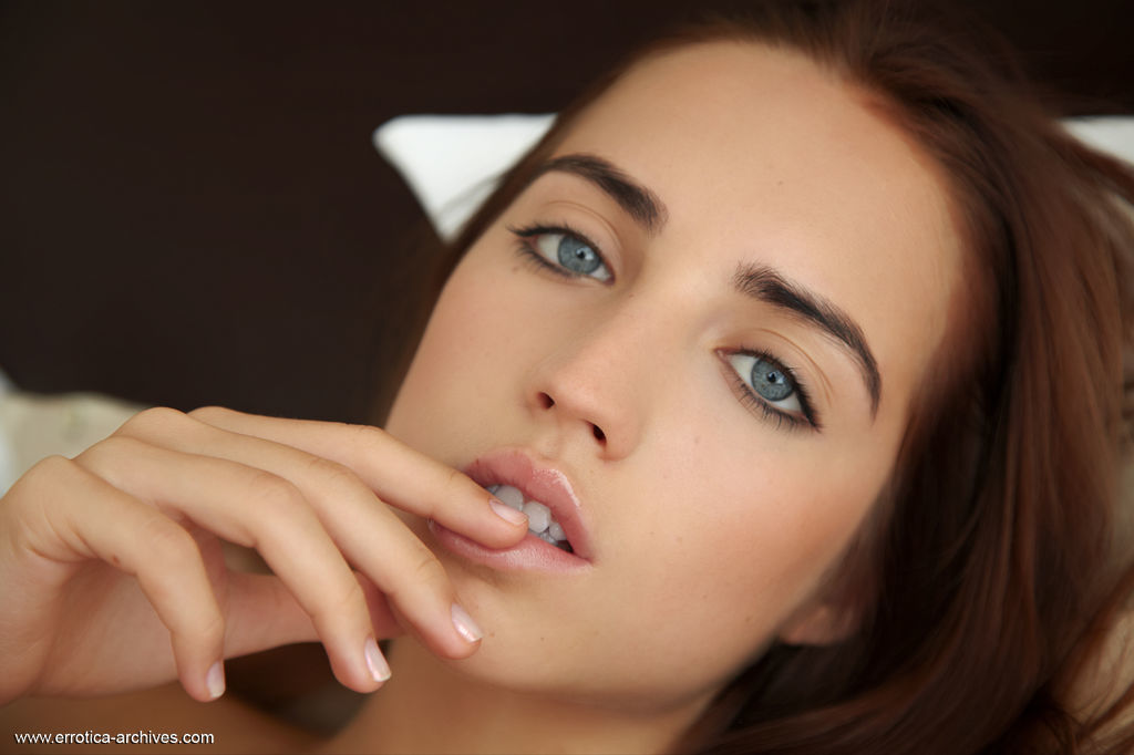 Delicious Teen Girl Zara Posing Naked On Her Bed 11