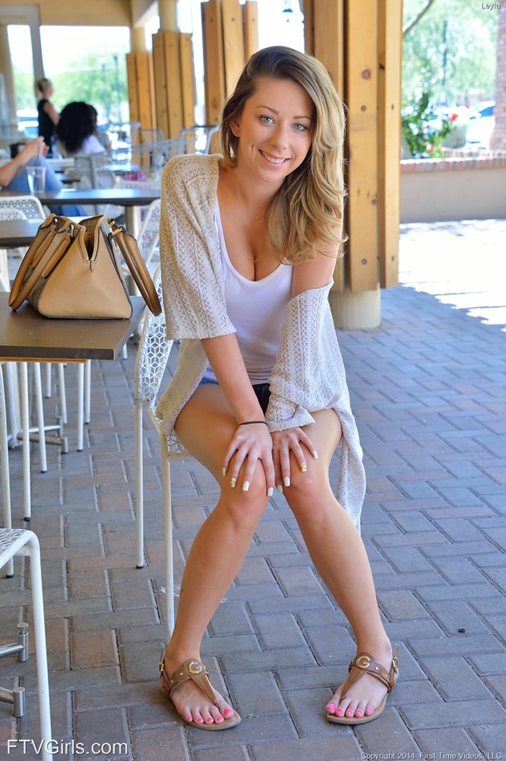 Leyla Flashing In Public 03