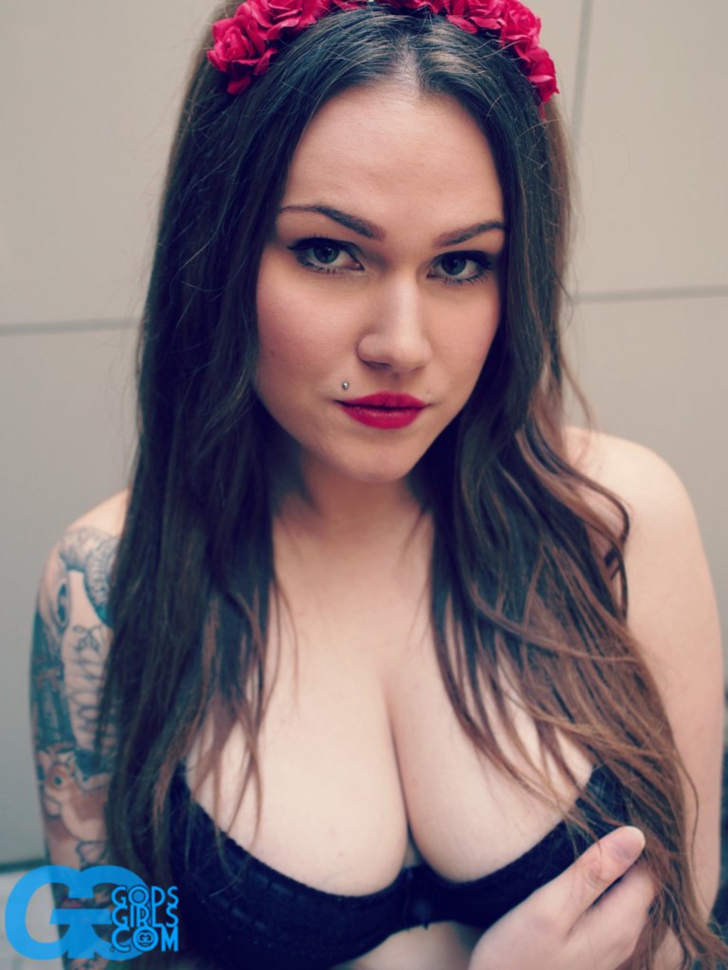 Busty Tattooed Linda 06