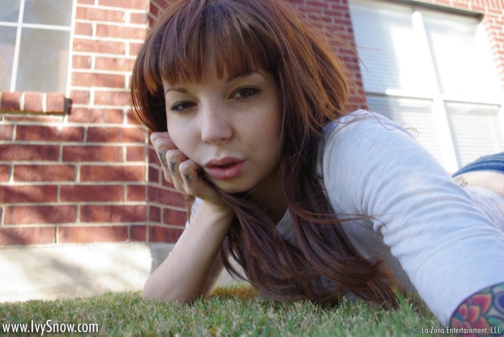 Tattooed busty Ivy Snow 01