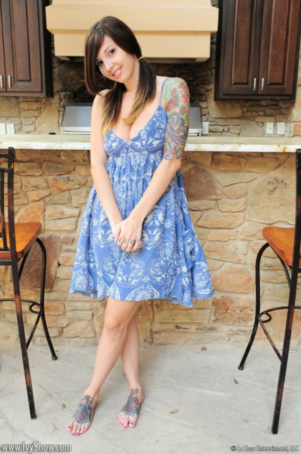 Busty Ivy Snow reveals all 01