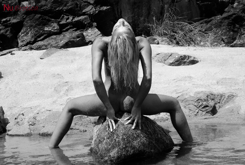 Ameli Nude In The Sand 10