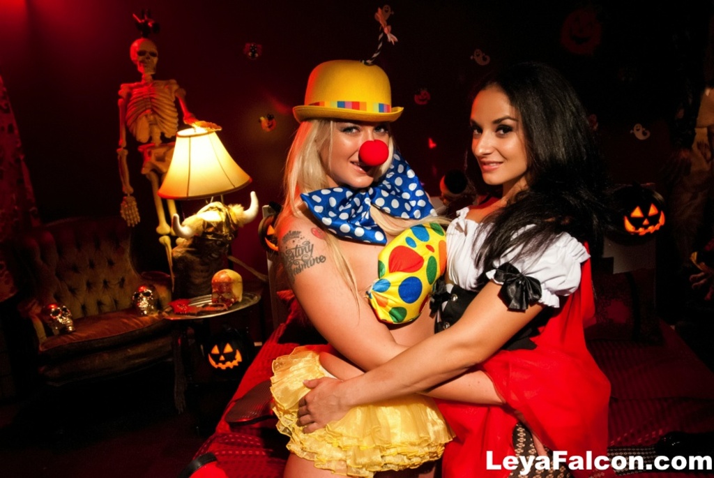 Leya Falcon Horny Clown 00