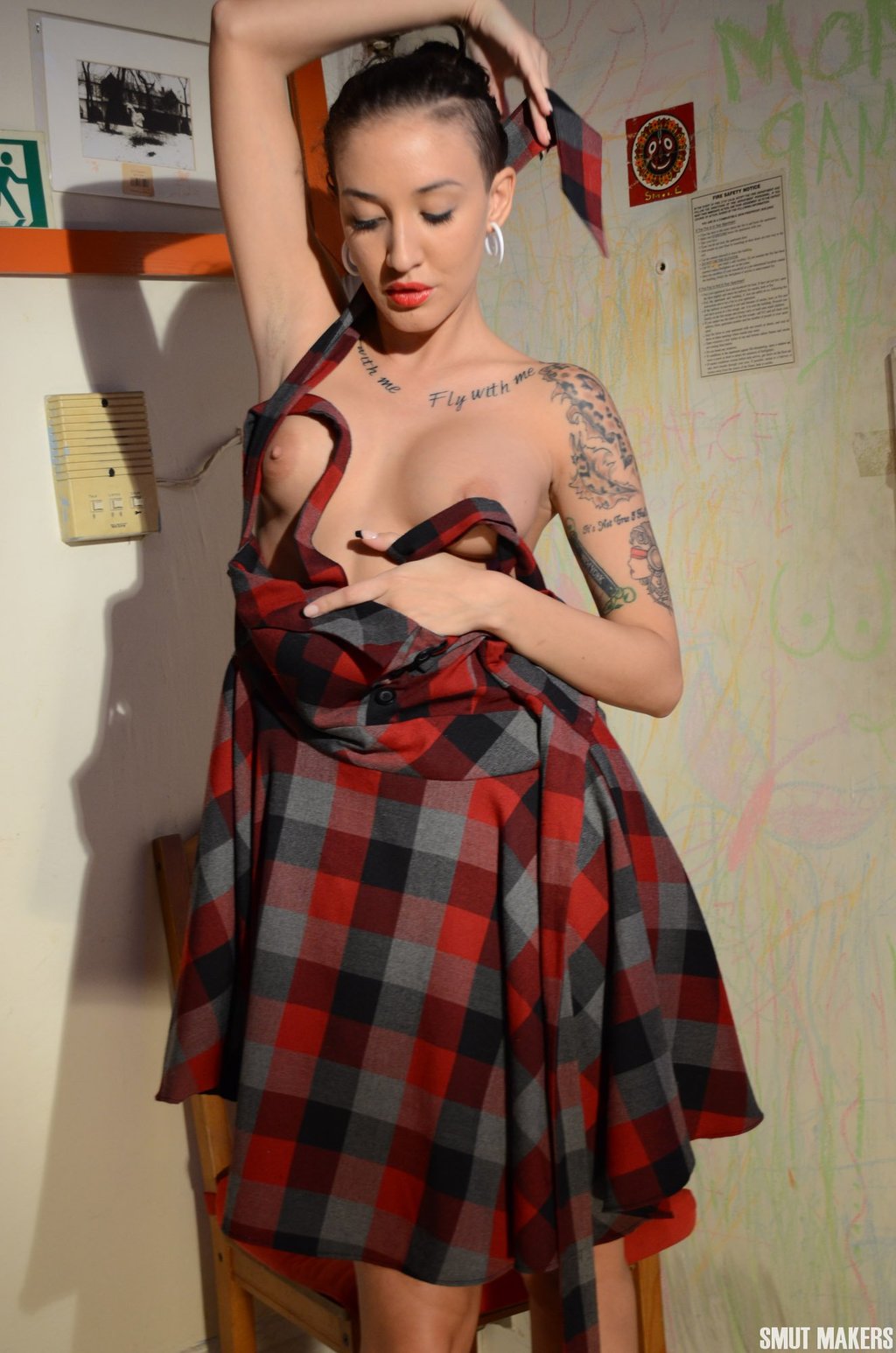 Tattooed Lee Von Lux Stripping 05