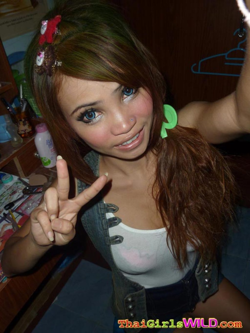 Slutty Thai Girl Stripping 00