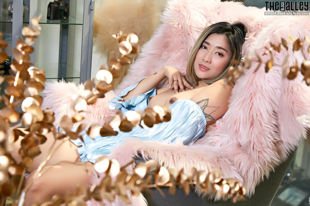 Sexy Asian Girl Apple 03