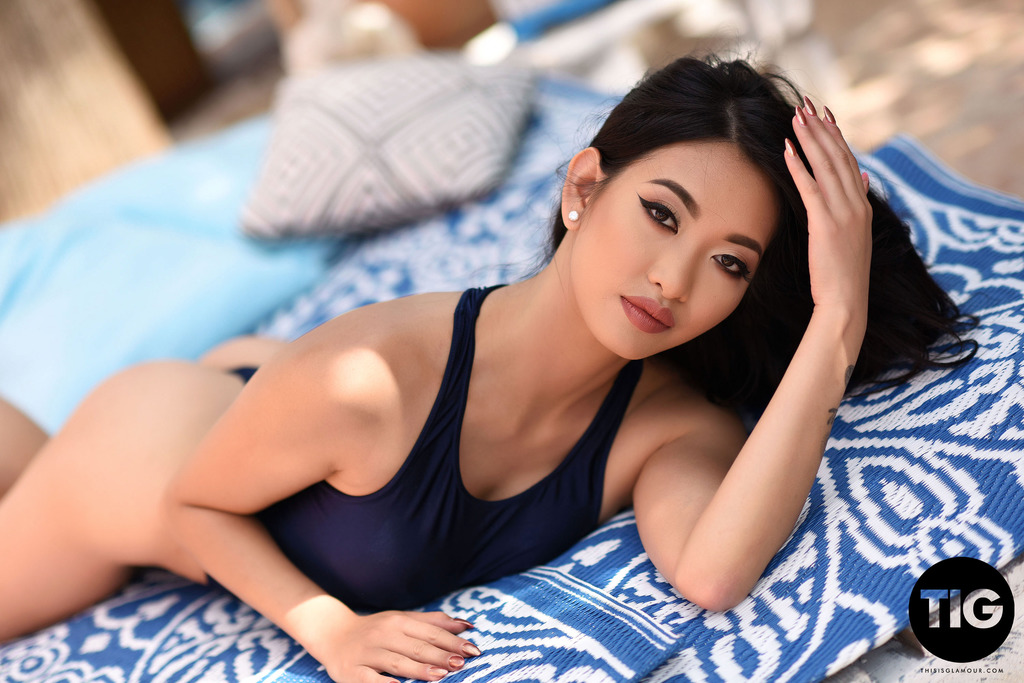 Sexy Reina Gets Nude 10