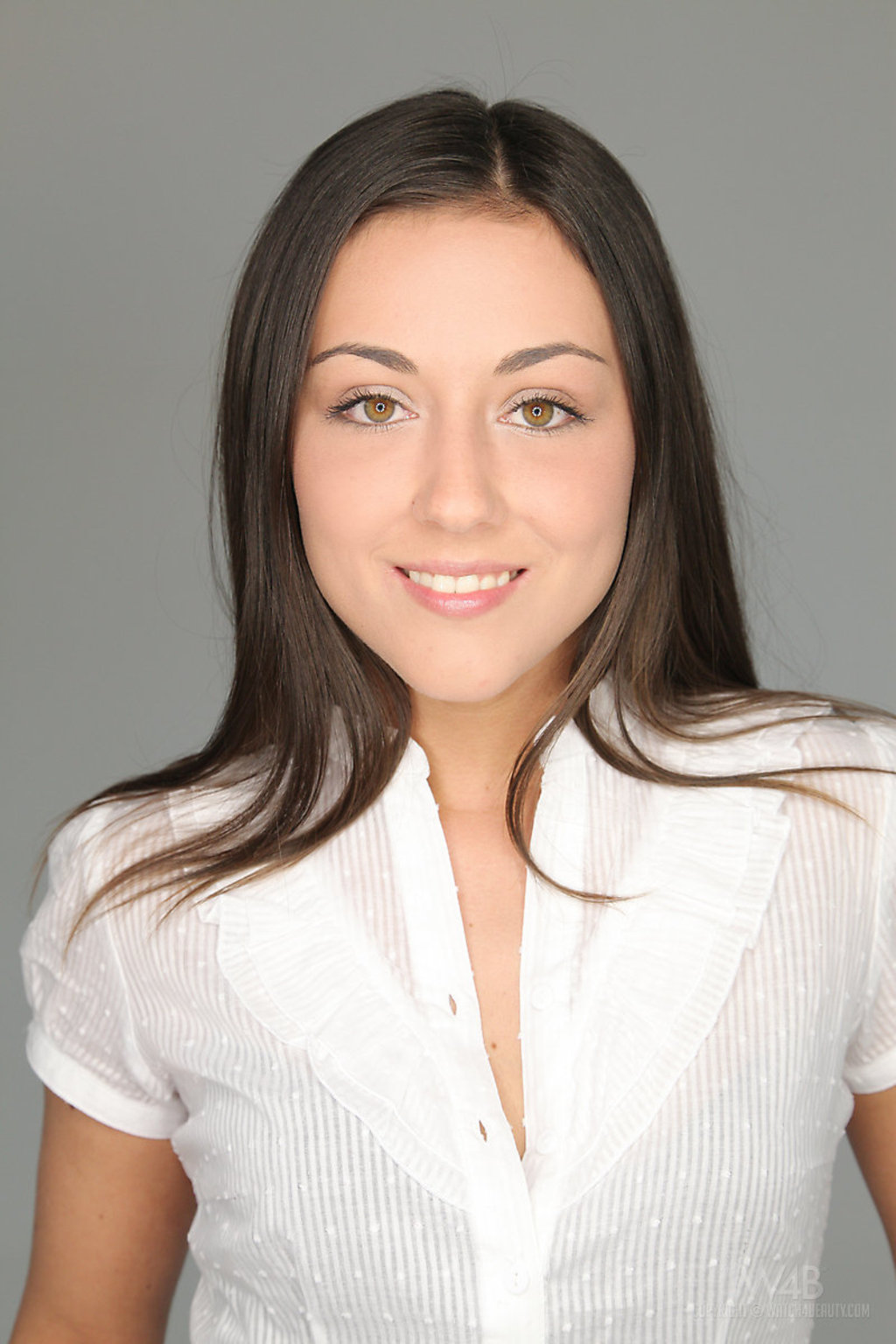 Iwia Young brunette Beauty In Jeans And Bra 00