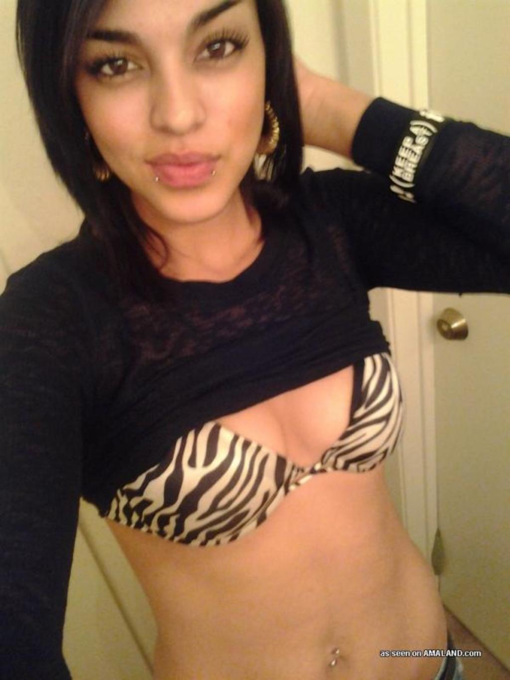 Sexy Amateur Teen Girl Taking Selfshots 04