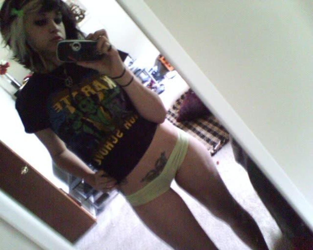 Hot Amateur Chicks Posing 05