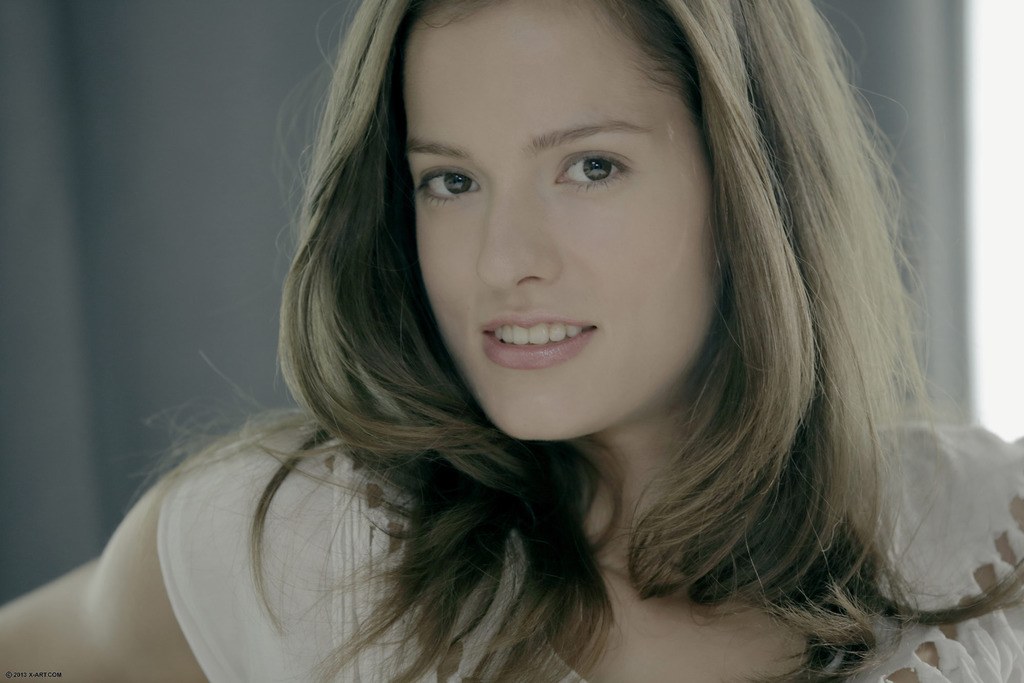 Delicious Brunette Teen Naomi 00
